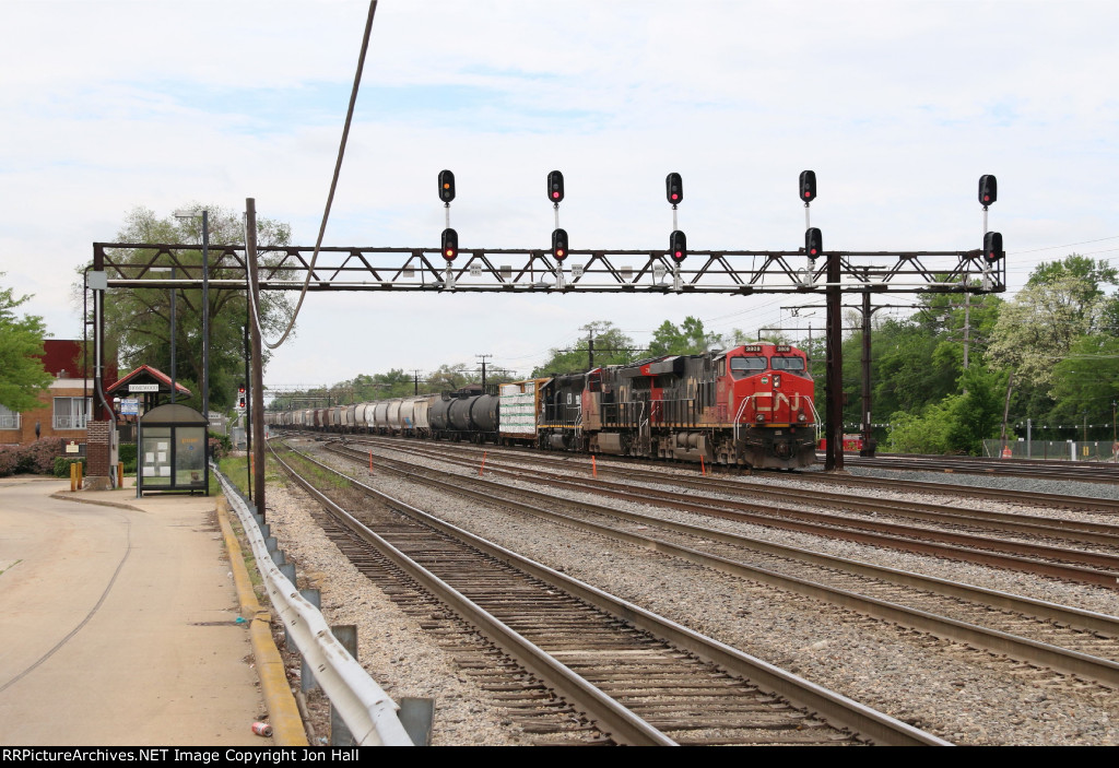 M337 comes north through the interlocking at the south end of Markham Yard